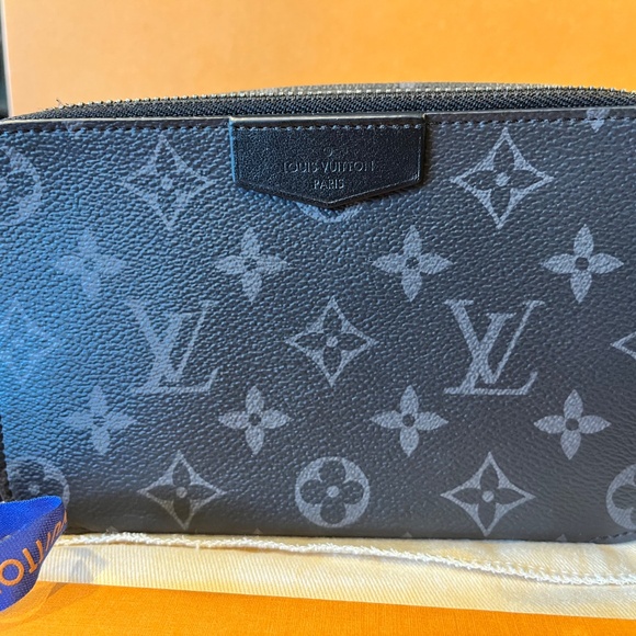 Louis Vuitton Alpha Wearable Wallet - Picture 3 of 10